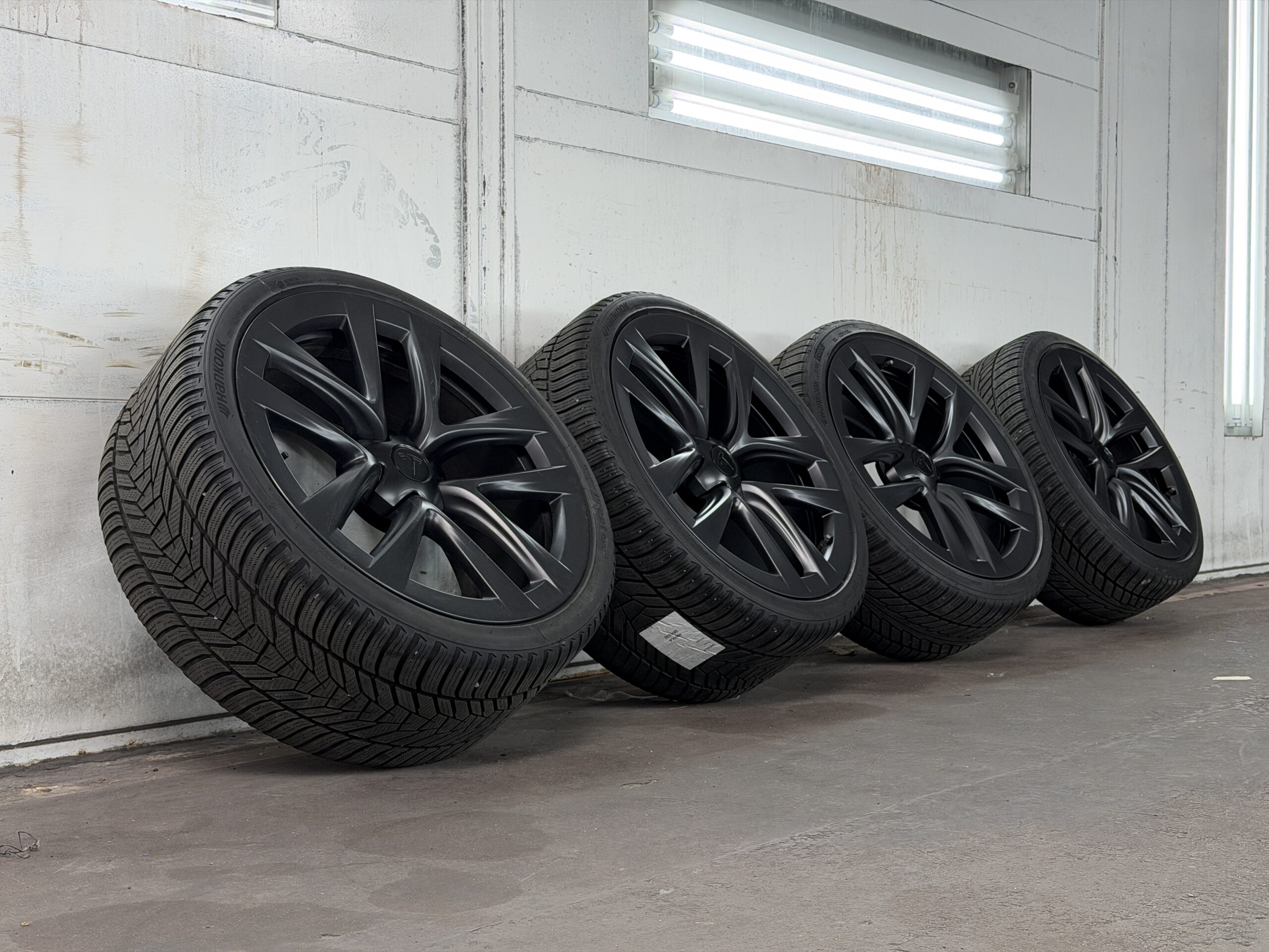 2022 – 2026 | 21″ Arachnid Wheels Winter Model S